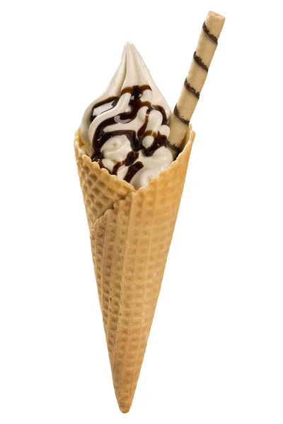 Helado de vainilla con jarabe de chocolate en cono — Foto de Stock