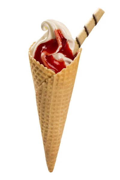Ванільне морозиво з полуничним соусом у конусі — стокове фото