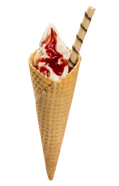 Ванильное мороженое с клубничным соусом в конусе — стоковое фото