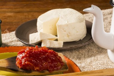 Tipik Brezilya özel: beyaz peynir, loca ile guava hamur