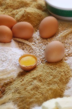 Kırık yumurta ve biraz fasulye ve un tarifi tavuk yumurtası