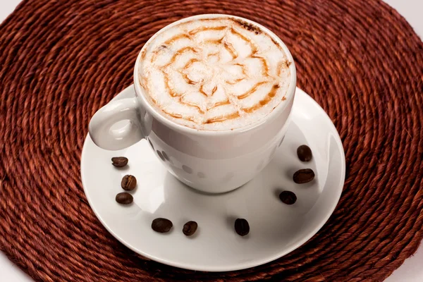 Taza de café con algunos granos alrededor . — Foto de Stock
