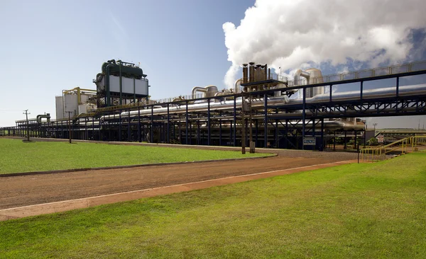 Usina de processamento industrial de cana-de-açúcar no Brasil — Fotografia de Stock