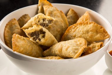 Brezilyalı aperatif. Et pasta peynir ile