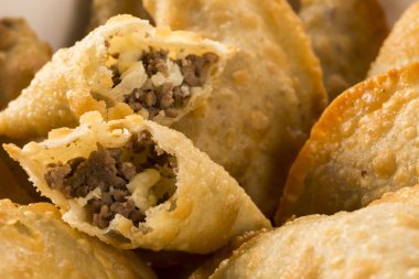 Brezilyalı aperatif. Et pasta peynir ile