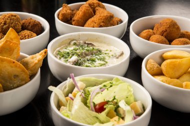 Hamur işleri, kızarmış tavuk, salata dahil olmak üzere karışık Brezilya aperatifler,