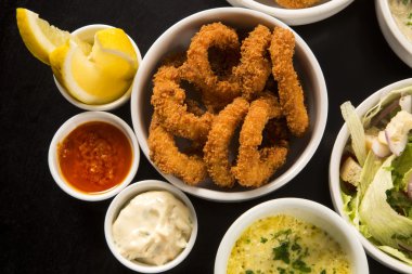 Hamur işleri, kızarmış tavuk, salata dahil olmak üzere karışık Brezilya aperatifler,
