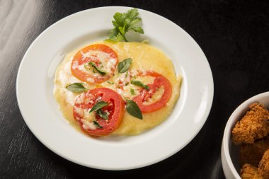 beyaz tabakta mini pizza