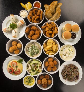 Hamur işleri, kızarmış tavuk, salata dahil olmak üzere karışık Brezilya aperatifler,