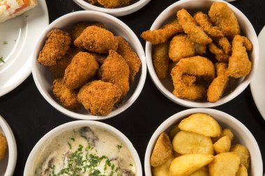 Hamur işleri, kızarmış tavuk, salata dahil olmak üzere karışık Brezilya aperatifler,