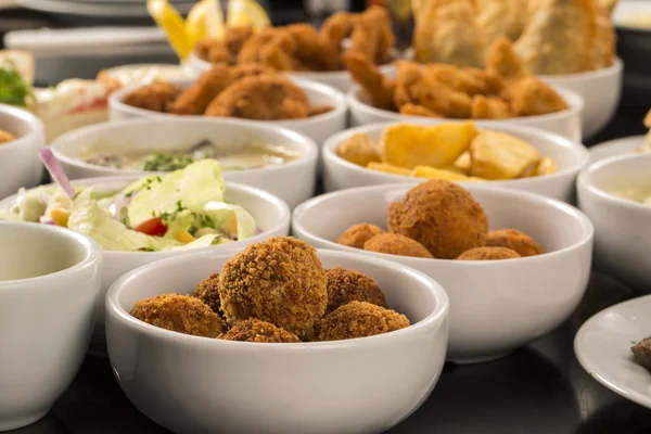 Petiscos brasileiros mistos, incluindo bolos, frango frito, salada — Fotografia de Stock