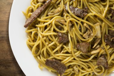 bir teneke Budatavada kızartılmış erişte, Çin yemeği, Çin mutfağı