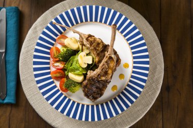 Sebzeli kuzu nadir kızarmış raf. 