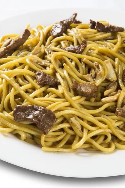 Gebratene Nudeln, Chow mein, chinesische Küche — Stockfoto