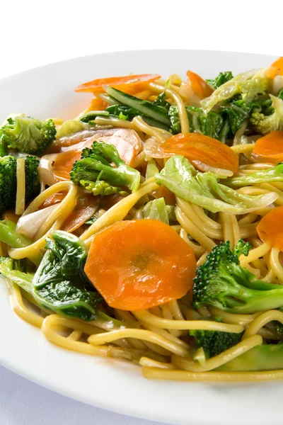 Comida tailandesa Almohadilla tailandesa, Revuelve los fideos fritos con verduras . — Foto de Stock