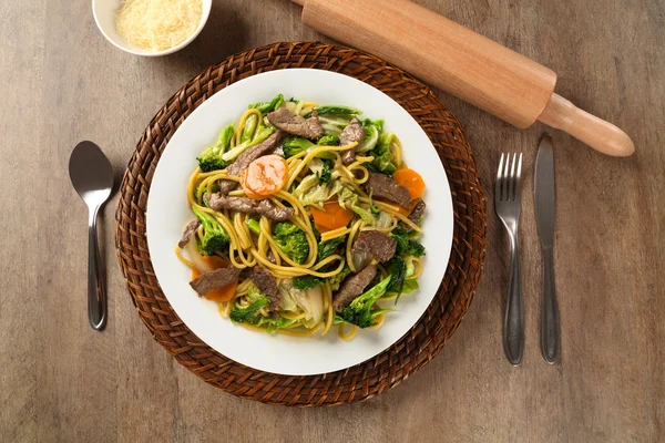 Thai food Pad thai, Mescolare tagliatelle fritte con gamberetti, carne e verdura . — Foto Stock