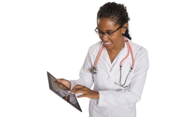 Schöne brasilianische schwarze Ärztin auf weißem Hintergrund — Stockfoto