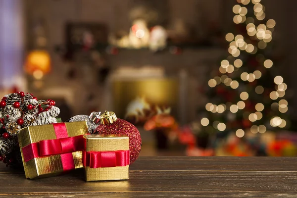 Fundo de Natal com árvore de Natal na mesa de madeira. Vermelho, g — Fotografia de Stock