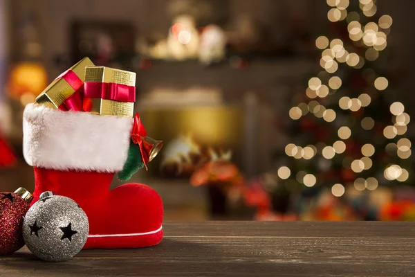 Jul bakgrund med julgran på träbord. Röd, g — Stockfoto