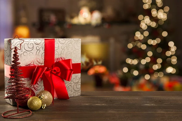 Fundo de Natal com árvore de Natal na mesa de madeira. Vermelho, g — Fotografia de Stock