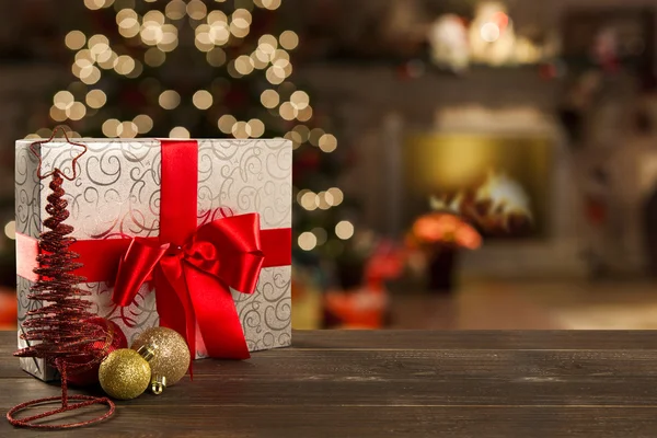 Kerstmis achtergrond met kerstboom op houten tafel. Rood, g — Stockfoto