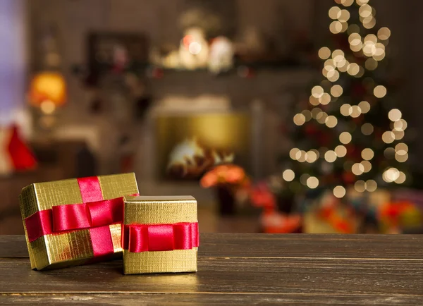 Fundo de Natal com árvore de Natal na mesa de madeira. Vermelho, g — Fotografia de Stock