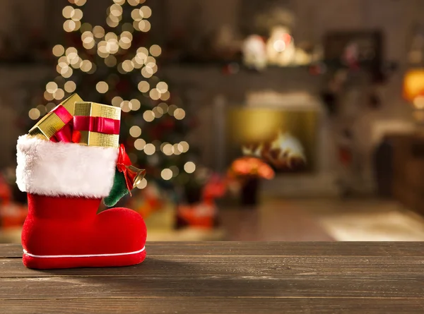 Fondo navideño con árbol de Navidad sobre mesa de madera. Rojo, g — Foto de Stock