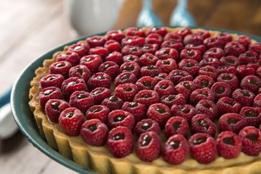 Frambuazlı pasta çikolata ile