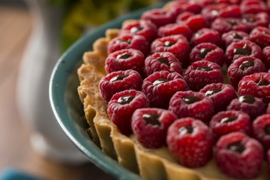 Frambuazlı pasta çikolata ile