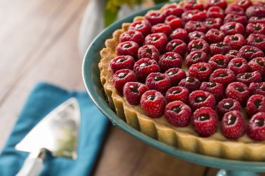 Frambuazlı pasta çikolata ile