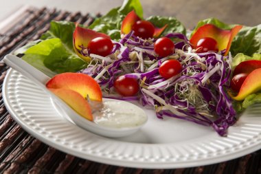 Üzüm domates, marul ve kırmızı lahana