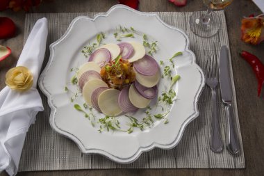 Perulu çanak somon Ceviche