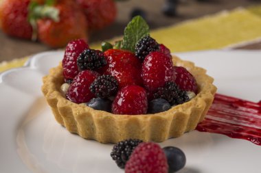 Ahududu ile meyve pasta