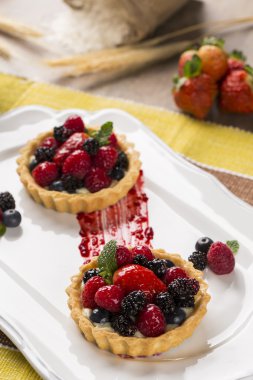 Ahududu ile meyve pasta