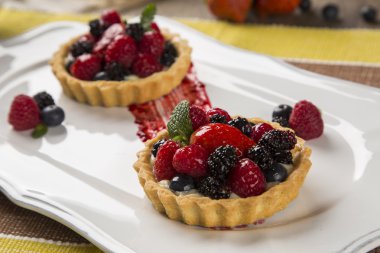 Ahududu ile meyve pasta