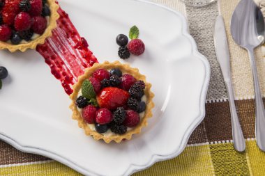 Ahududu ile meyve pasta