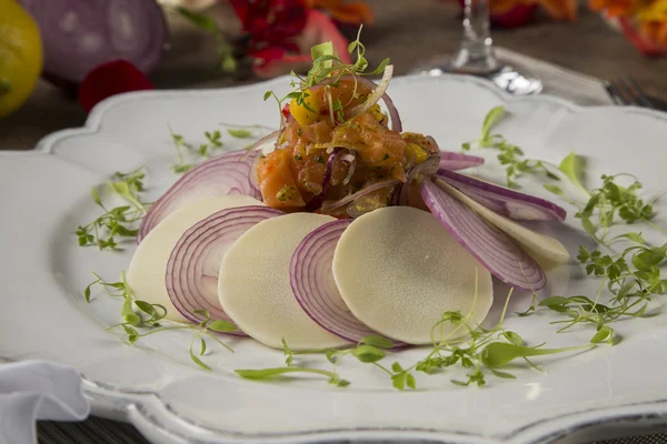 Peruánské jídlo lososové Ceviche — Stock fotografie