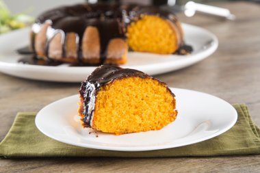 Havuçlu kek çikolata ve masanın üzerine dilim ile