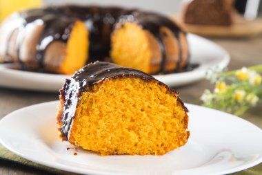 Havuçlu kek çikolata ve masanın üzerine dilim ile