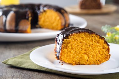 Havuçlu kek çikolata ve masanın üzerine dilim ile