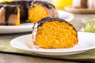 Havuçlu kek çikolata ve masanın üzerine dilim ile