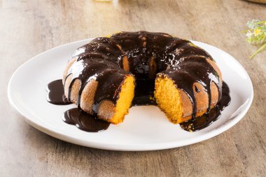 Havuçlu kek çikolata ve masanın üzerine dilim ile