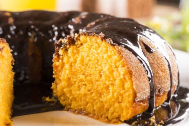 Havuçlu kek çikolata ve masanın üzerine dilim ile