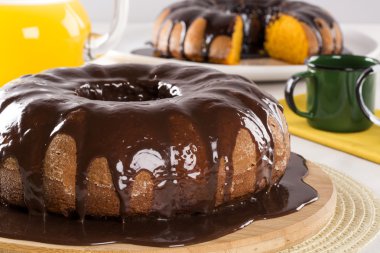 Havuçlu kek çikolata ve masanın üzerine dilim ile