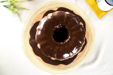 Havuçlu kek çikolata ve masanın üzerine dilim ile