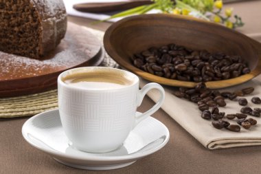 Cooffe içinde belgili tanımlık geçmiş tablo çikolatalı kek.