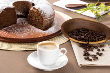 Cooffe içinde belgili tanımlık geçmiş tablo çikolatalı kek.