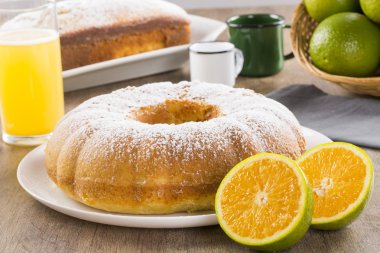 Meyve ve meyve suyu ile masada turuncu kek.