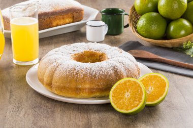 Meyve ve meyve suyu ile masada turuncu kek.