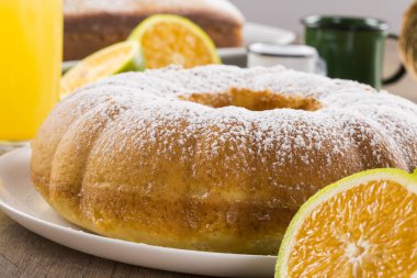 Meyve ve meyve suyu ile masada turuncu kek.